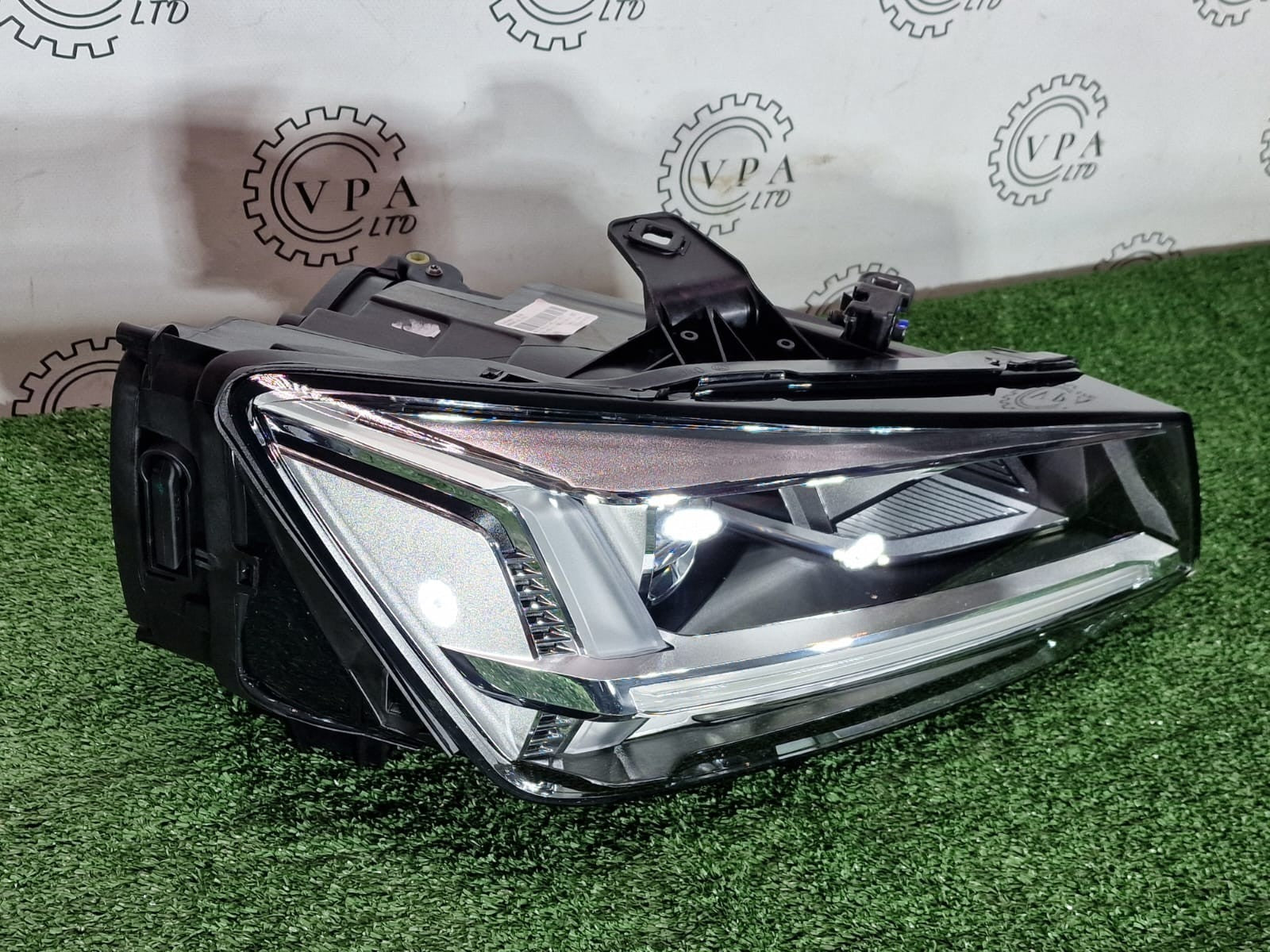 BRAND NEW! AUDI Q2 2018-21 OSF RIGHT DRIVER SIDE FULL LED HEADLIGHT