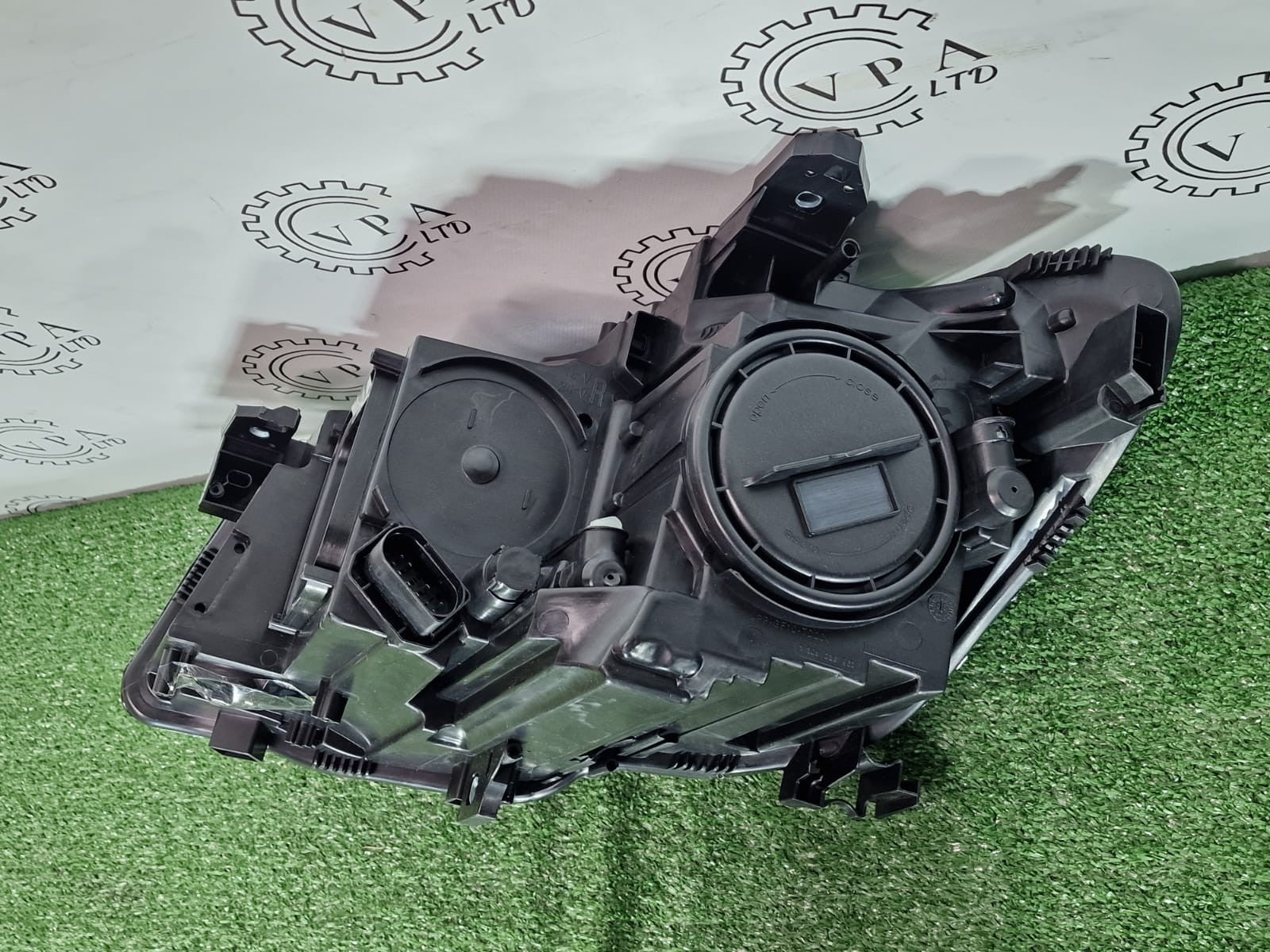 NEW! MERCEDES BENZ CLA W117 / C117 2013 - 2016 OS RIGHT SIDE BI XENON HEADLIGHT